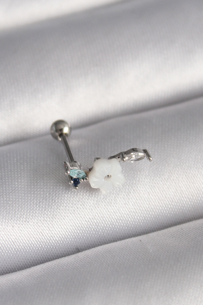 316L Çelik Gümüş Renk Zirkon Taş Detay Beyaz Çiçek Model Tragus Piercing 5886