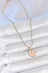 316L Çelik Gold Renk Zincir Pembe Mineli Çiçek İşlemeli Portre Model Kadın Kolye 5886
